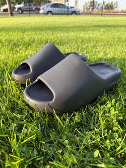 YEEZY SLIDES (ONYX)