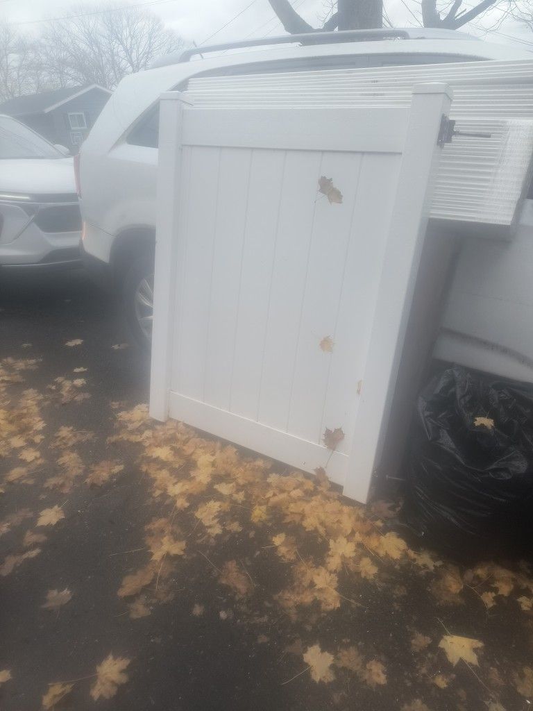 Free Vinyl Gate w/ Hardware