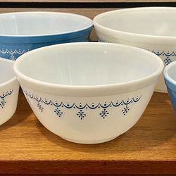 Vintage Pyrex Snowflake Garland Mixing Bowl Set