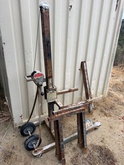 Equipment/material lifts