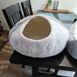 Wool cat bed