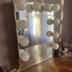 Gold Vanity Mirror w Bulbs