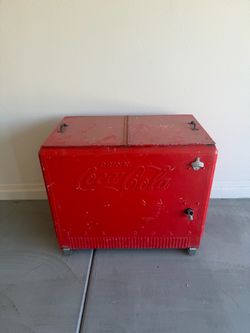 Vintage Coca-Cola chest cooler / vending machine