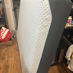 12' Full Size Mattress  Like New , Como Nuevo