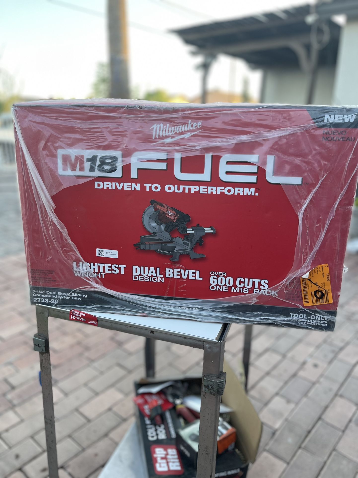 Milwaukee M18 FUEL 18V Lithium-Ion Brushless Cordless 7-1/4 in. Dual Bevel Sliding Compound Miter Saw (Tool-Only)