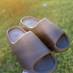 🖤 Black Yeezy Slides - Size 9.5- Stylish & Comfy! 🖤 