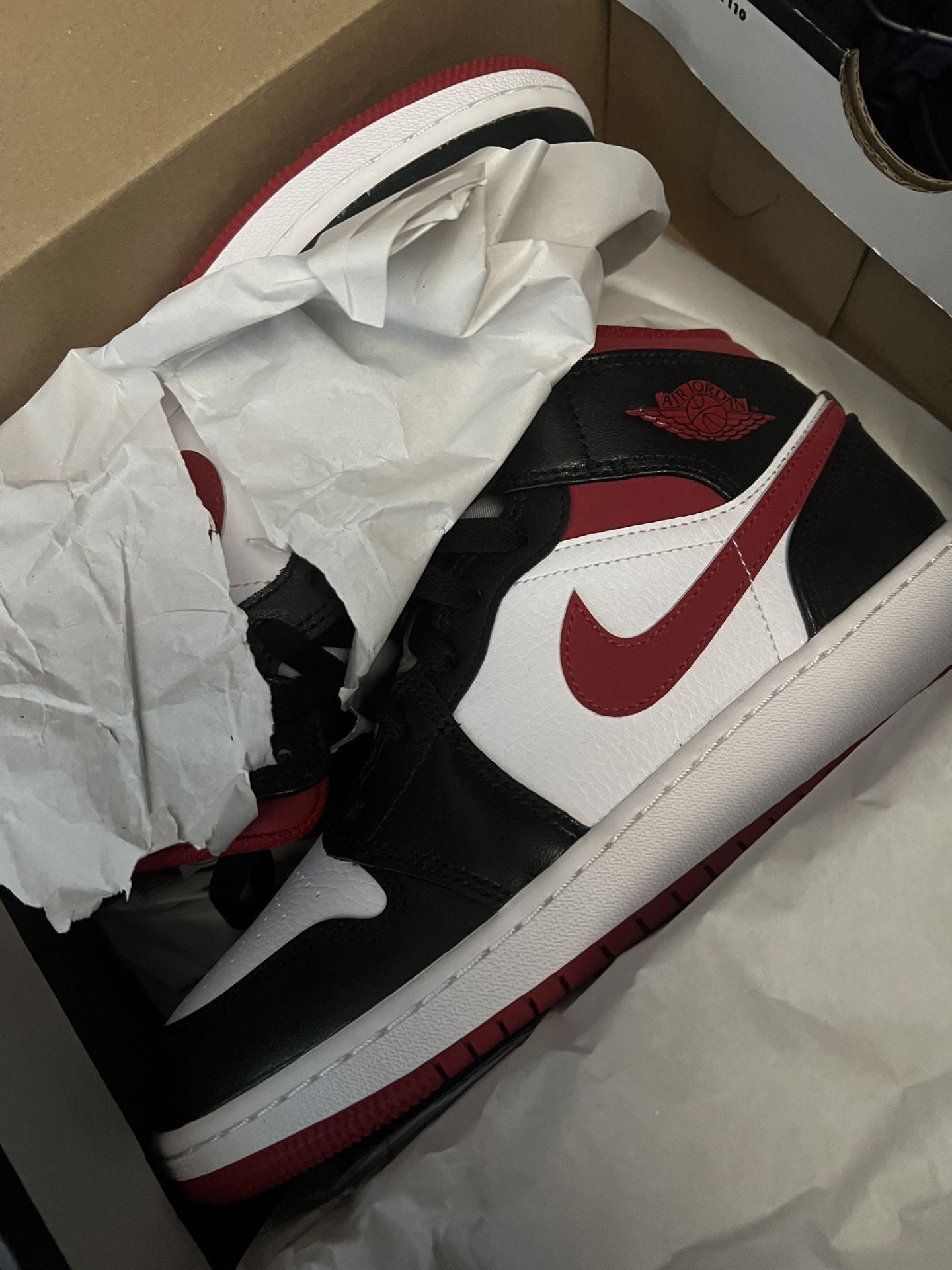 Jordan 1 Mid 5.5Y (women 7)