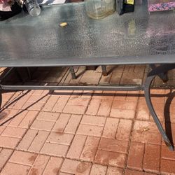 Mesa Grande DJardín $50.00 Y La Chiquita $30.00 La Grande Esta Dañada De Las Patas Se Ve En Las Fotos 