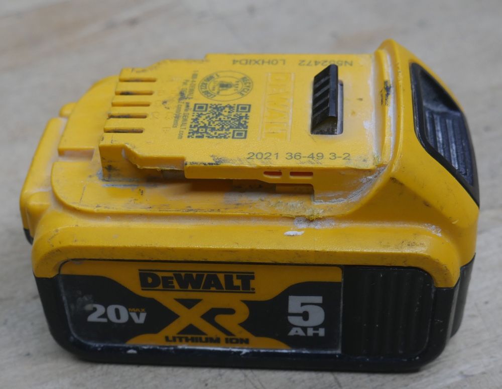 Dewalt DCB205 5AH BATTERY USED 880418-1
