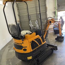 Mini Excavator-Kubota diesel Engine-Comes With All Attachments Bucket,Auger,and pavement Breaker!!!1.2 Hours On Engine