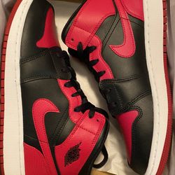 Mid Air Jordan 1 Banned Size 10.5