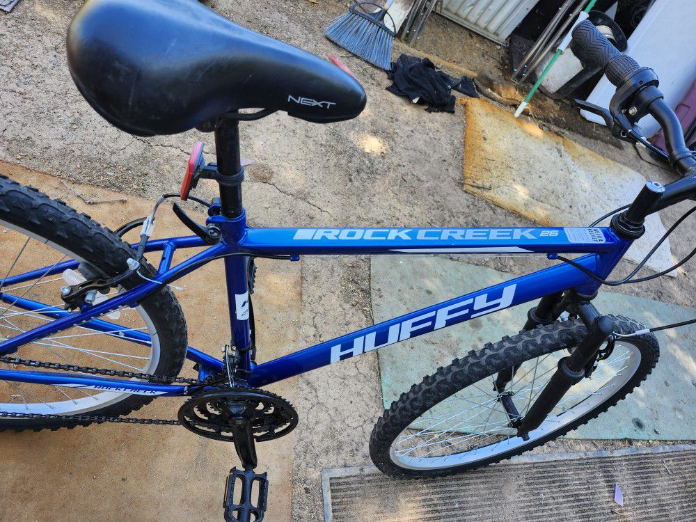 MOUNTAIN BIKE  26INCH  HUFFY  18SPEED SHIFTING AND BREAK VERY GOOD AND VERY GOOD  TIRES  EVERYTHING IS GOOD 