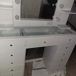 Vanity dresser