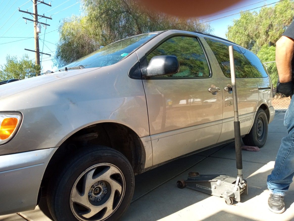 2000 Toyota Sienna