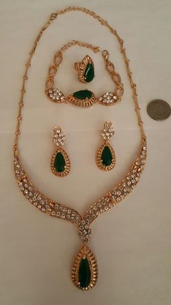 Women wedding bridal gold plated emerald crystal jewelry set.