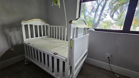 NEW!!!!! Baby Bassinets  Bedside Sleeper  6 In 1 Wood Included  matress 