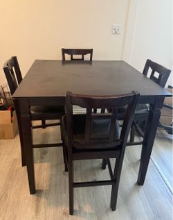 MOVING SALE !! Counter Height Dining Table and 4 Bar Stools