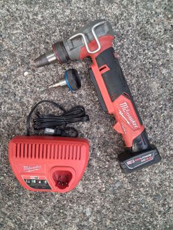 Milwaukee 2532 M12 Fuel Pex Propex Exspander with 1/2in & 1in dies 4.0bat charg. Pick up fremont sea. No low ball offers please. No trades.