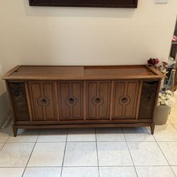 Antique Magnavox Stereo Console