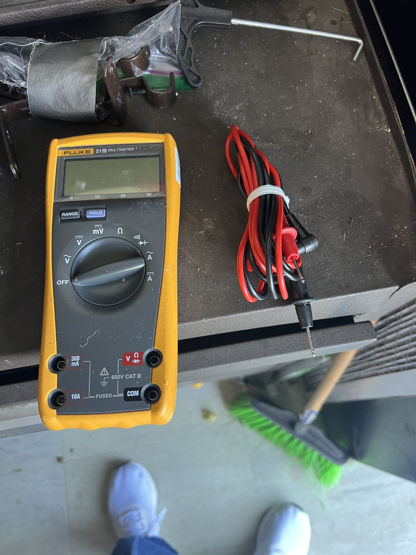 Fluke 21 Series III Handheld Portable Digital Multimeter 600V, 10A, 32MOhm