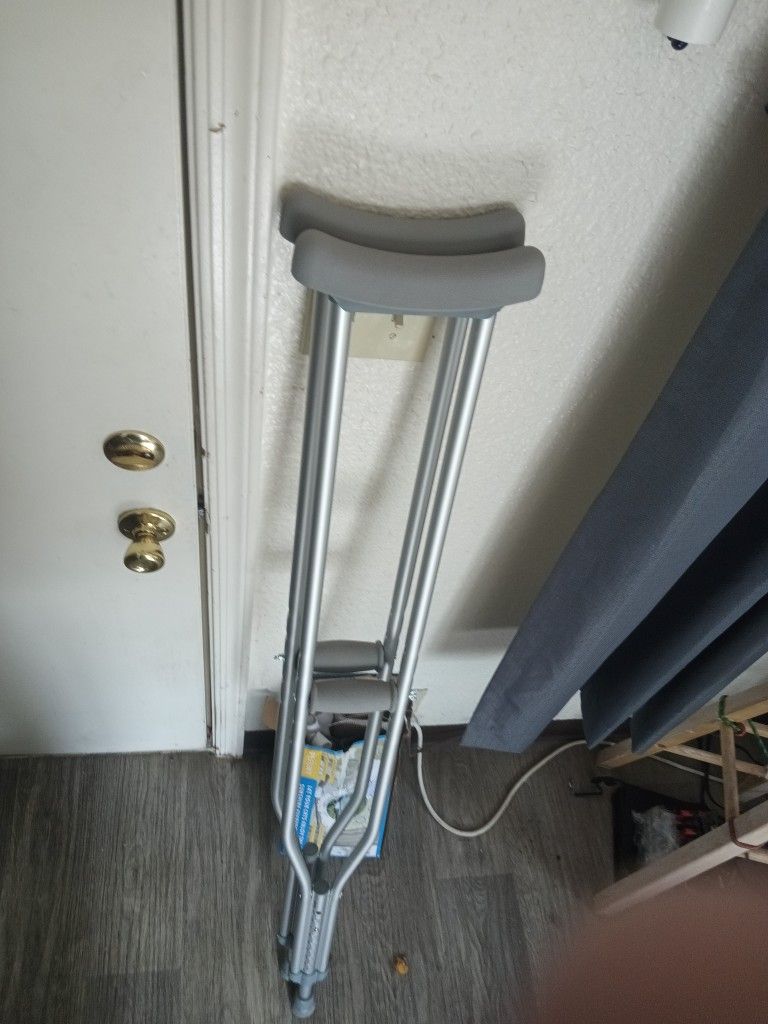 Crutches Only Used Once 6ft Tall