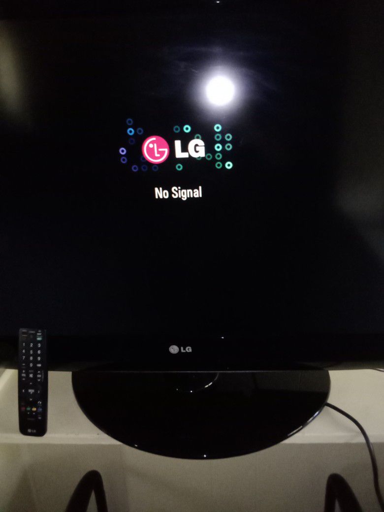 LG 42 Inch Tv With Remote. Swivel Base. 