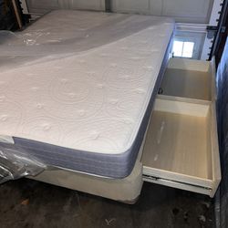 Cama Queen Con Su Colchon Y 4 Cajónes 