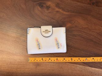 Coach medium zipper corner wallet white pebble leather lipstick print,