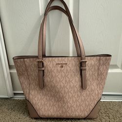Michael Kors Jet Set Large Tote 🩷🤍