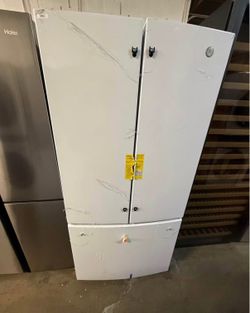 🚨GE - 24.7 Cu. Ft. French Door Refrigerator with Internal Water Dispenser - High Gloss White