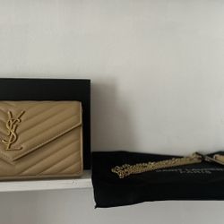 CASSANDRE ENVELOPE CHAIN WALLET IN GRAIN DE POUDRE LEATHER