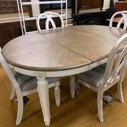 Realyn Chipped White Oval Dining Room Set (Table and Chairs