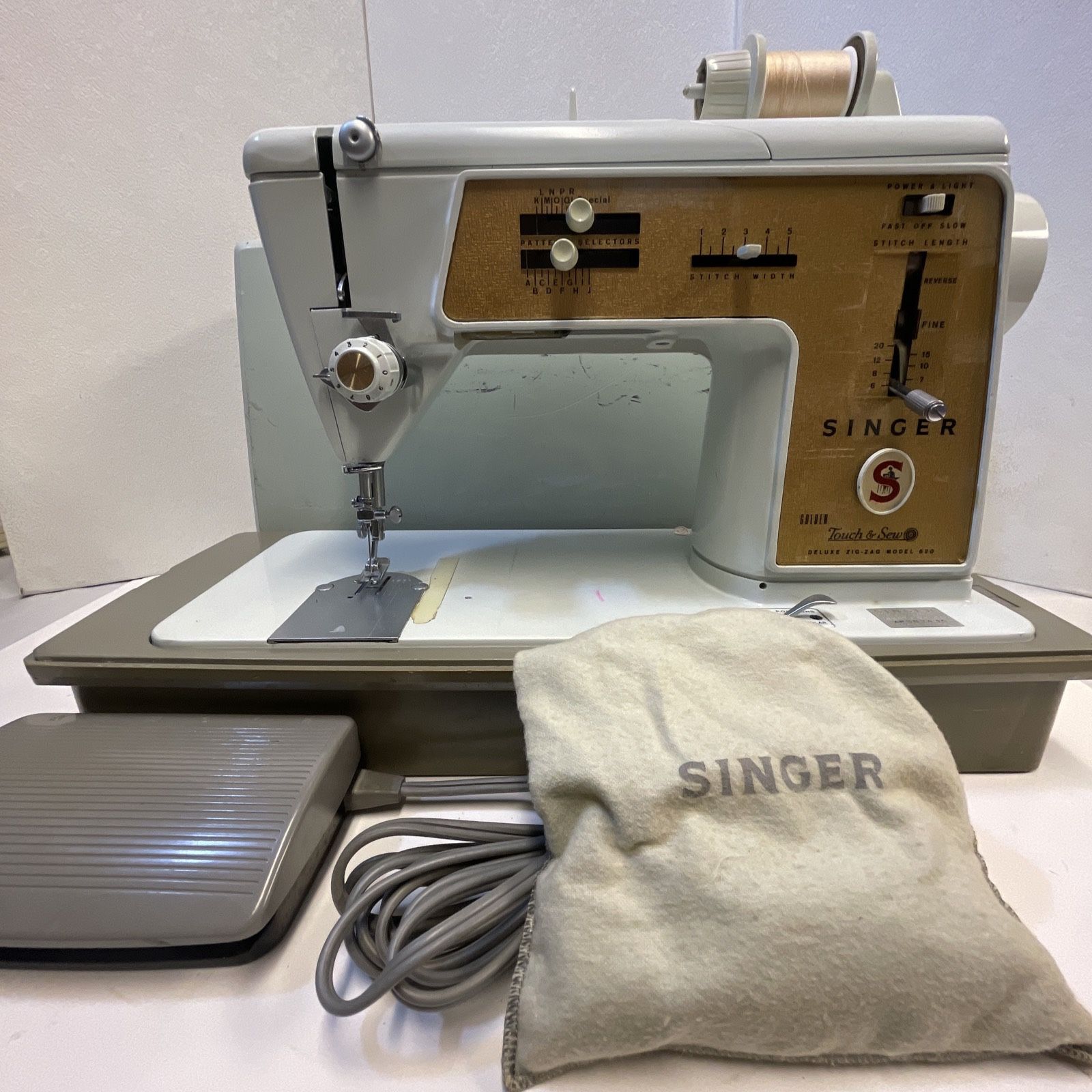 SINGER 620 GOLDEN TOUCH & SEW SEWING MACHINE Deluxe Zig Zag With Pedal - Tested