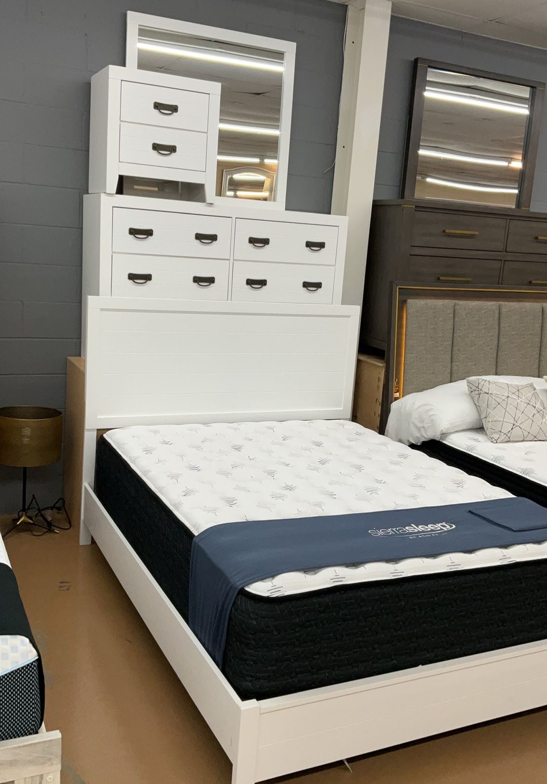 4 PC Queen Bedroom Set (Queen Bed, Dresser, Mirror and Nightstand) NO MATTRESS 