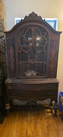 Traditional dining hutch