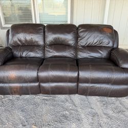 Free Delivery!!! 🚚 Beautiful Brown Recliner Couch! 
