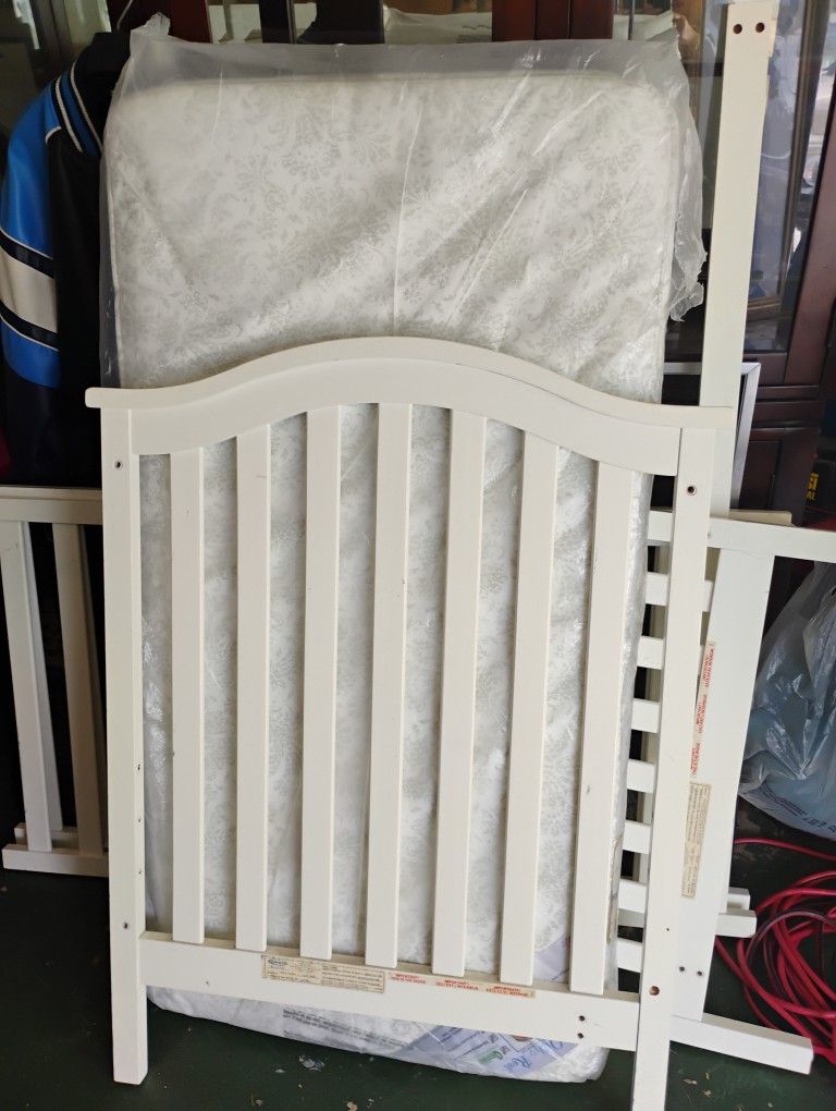 White Baby Crib (Dismantle)