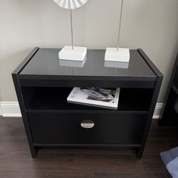 2 nightstands
