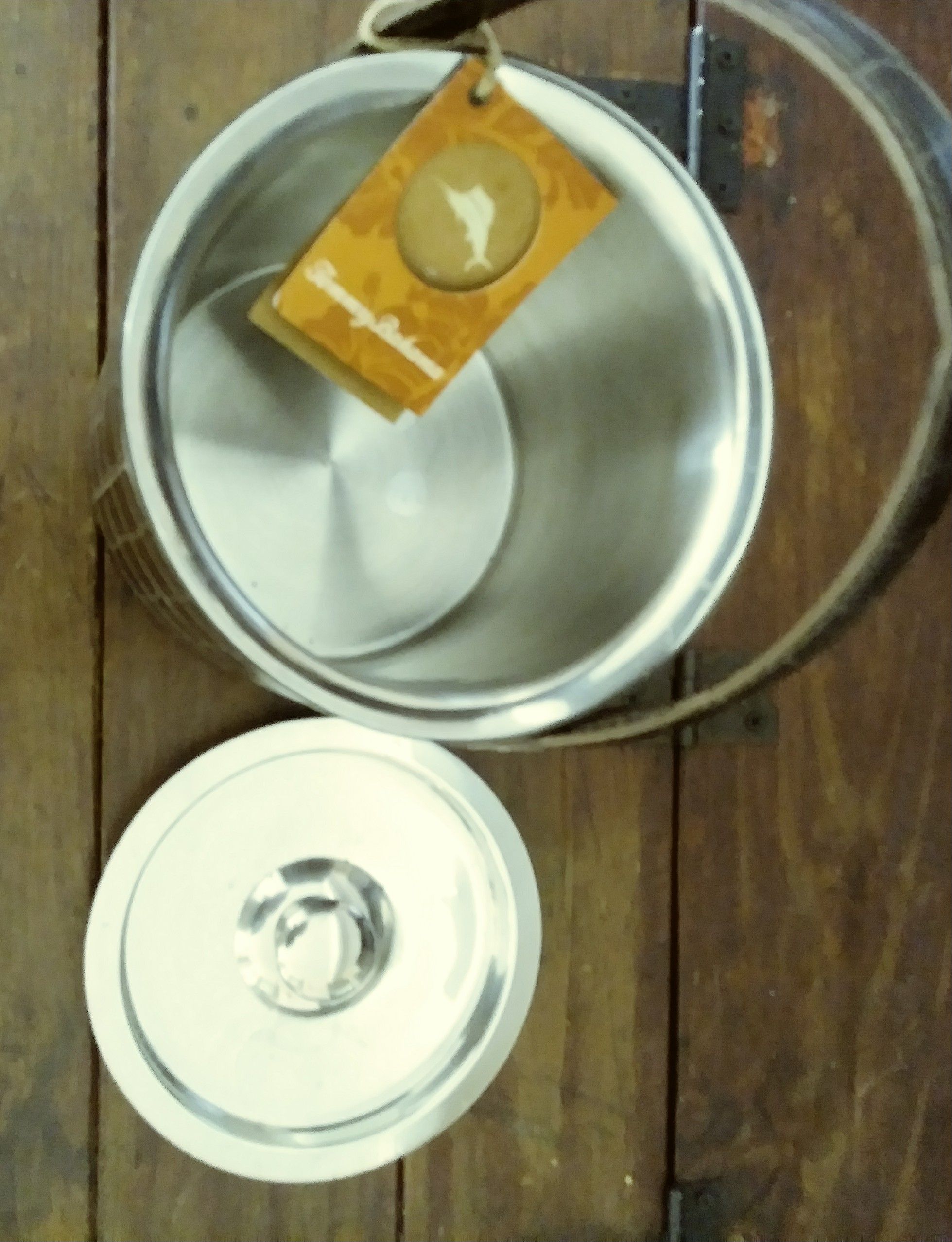 $15. Sale Hielera marca Tommy Bahama. Leather & stainless steel. Cool/wine.Exterior en cuero, 7 1/2 (H) alto. 23 1/2 pulg. 6 depth, profundidad.