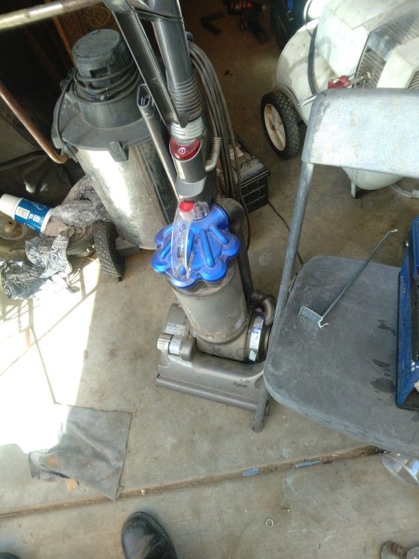 Dyson Vacuum Cleaner Dc33 Won't Attachment In Good Working Condition