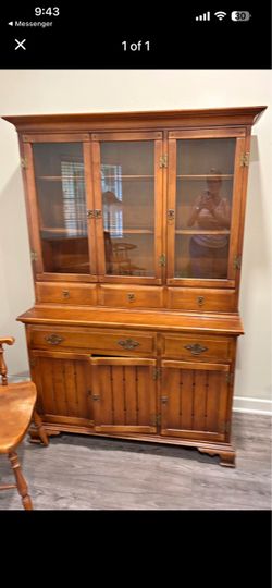 BEAUTIFUL QUALITY, SOLID, MAPLE DINING HUTCH CAN DELIVER LOCAL IF NEEDED