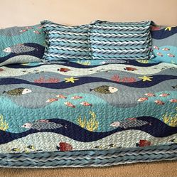 Beautiful Day Bed With Bedding and Mattresses!