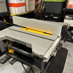 Dewalt. Compact Portable Jobsite Tablesaw