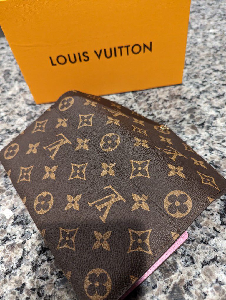 Louis Vuitton Wallet for Sale in Pumpkin Center, CA - OfferUp