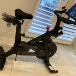 PELOTON BIKE +PLUS