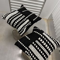 Indoor/outdoor machine washable throw pillows