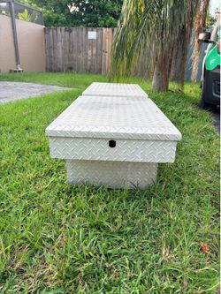 Truck bed toolbox
