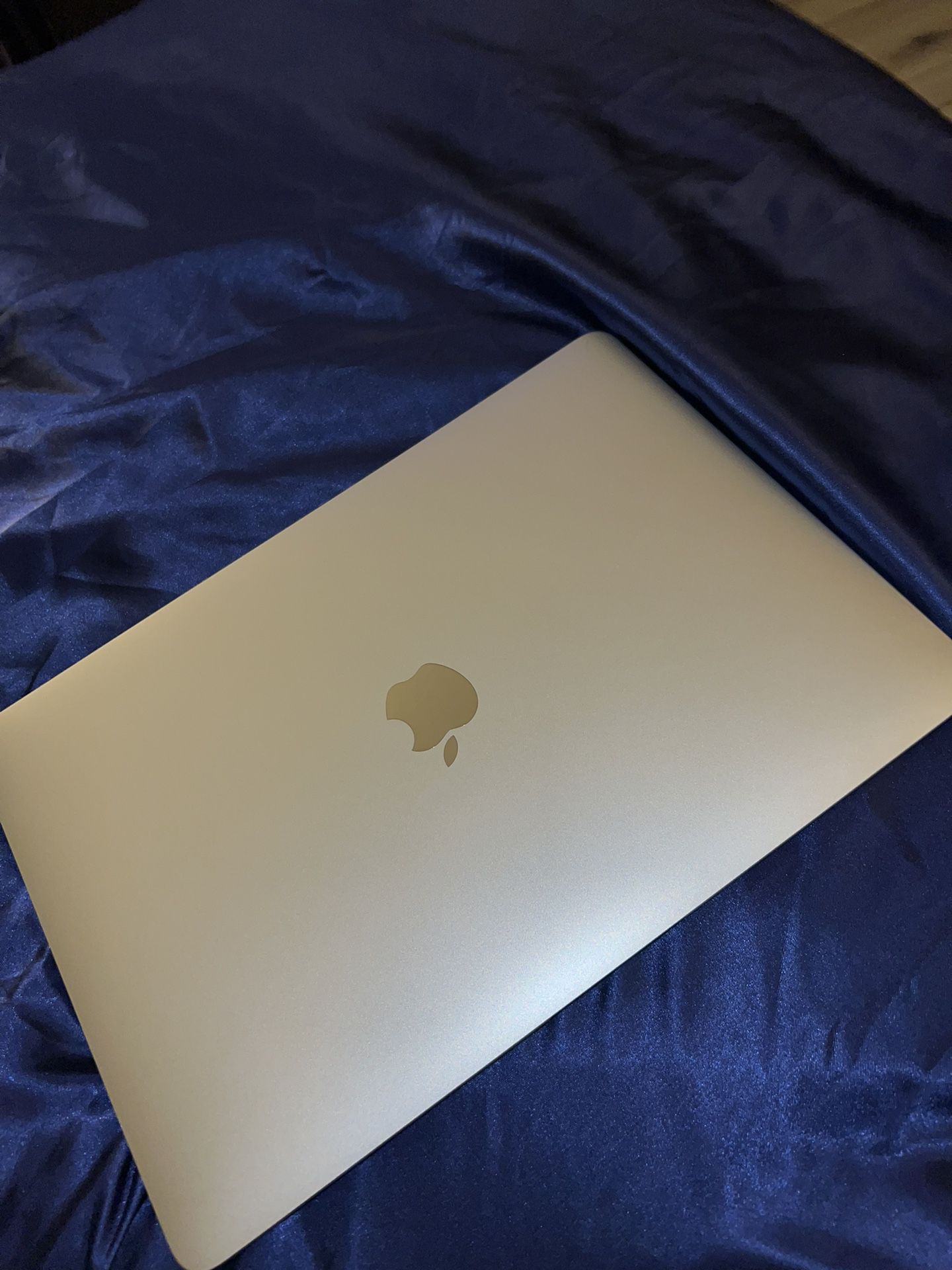 MacBook Air 2020 M1. Barely Used. Perfect Condition.