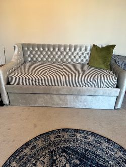 Luxury Silver Velvet Tufted Twin Daybed + Mattress & Storage – Like New
