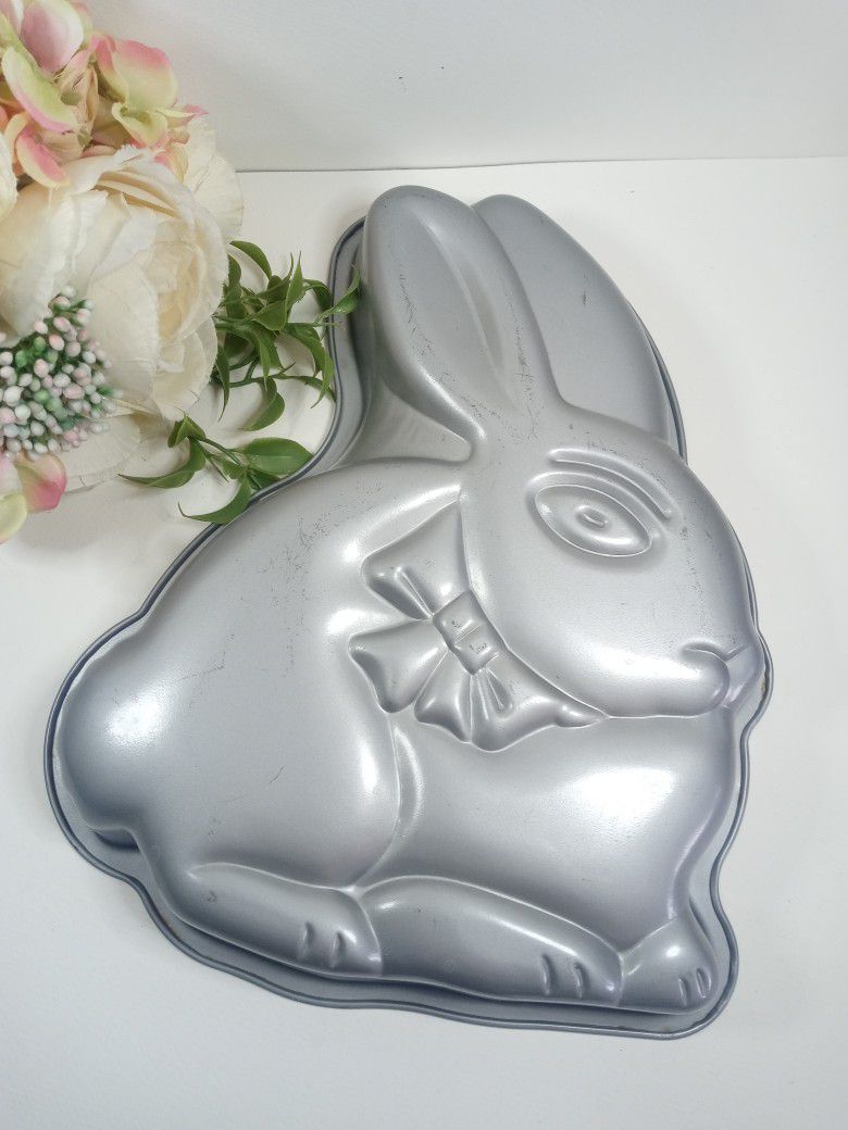Wilton Easter Bunny Mold. Easter Rabbit Cake Mold. Bunny Jelly Mold. 